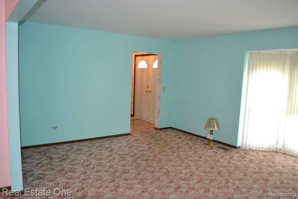 419 Lake Forest Road Rochester, MI 48309 - Photo 18 of 99 Living Room / Front Entry