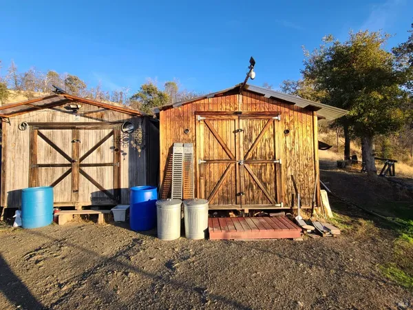a view of a house with backyard
