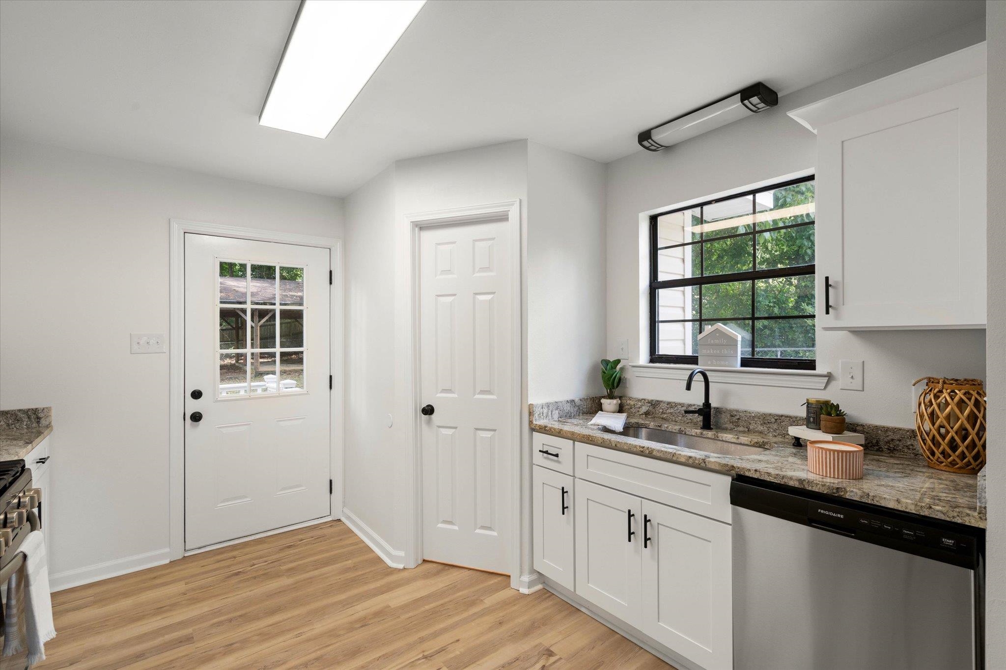 141 Sara Avenue South Daphne, AL 36527 - Photo 8 of 28 Kitchen