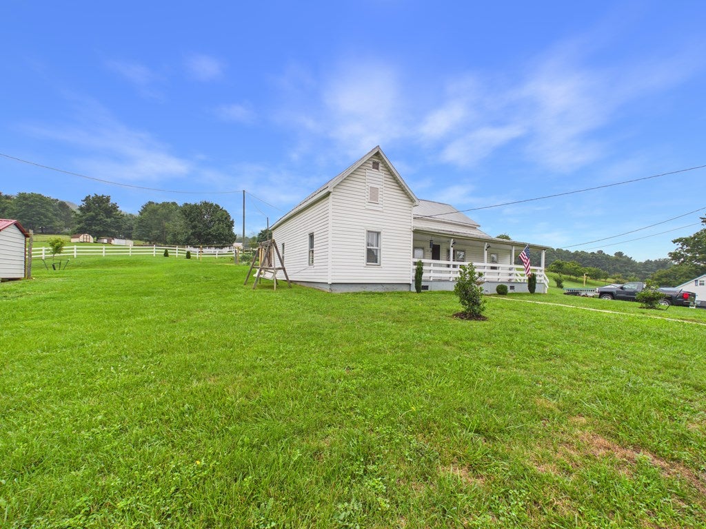 633 Lots Gap Road Max Meadows, VA 24360 - Photo 4 of 37 Gallery Image 4
