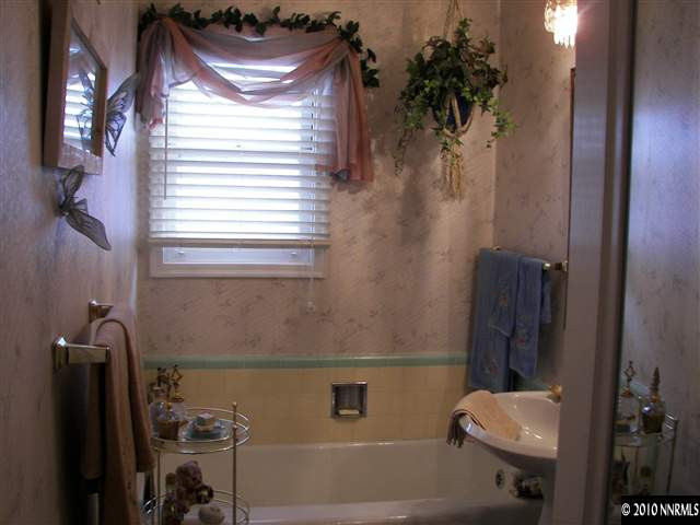 200 Bisby Street Reno, NV 89512 - Photo 7 of 13 a bathroom with a shower