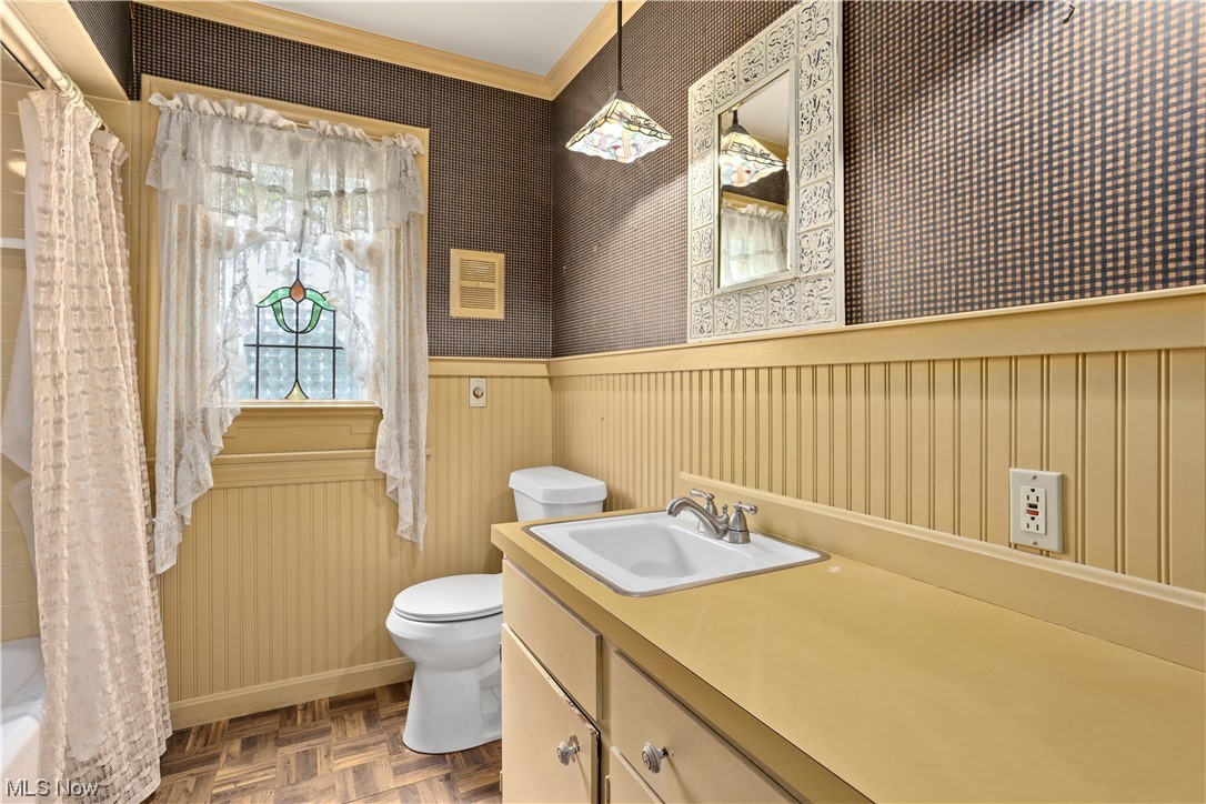 1920 Grafton Road Elyria, OH 44035 - Photo 20 of 35 Full bath on the main level with tub and shower combination