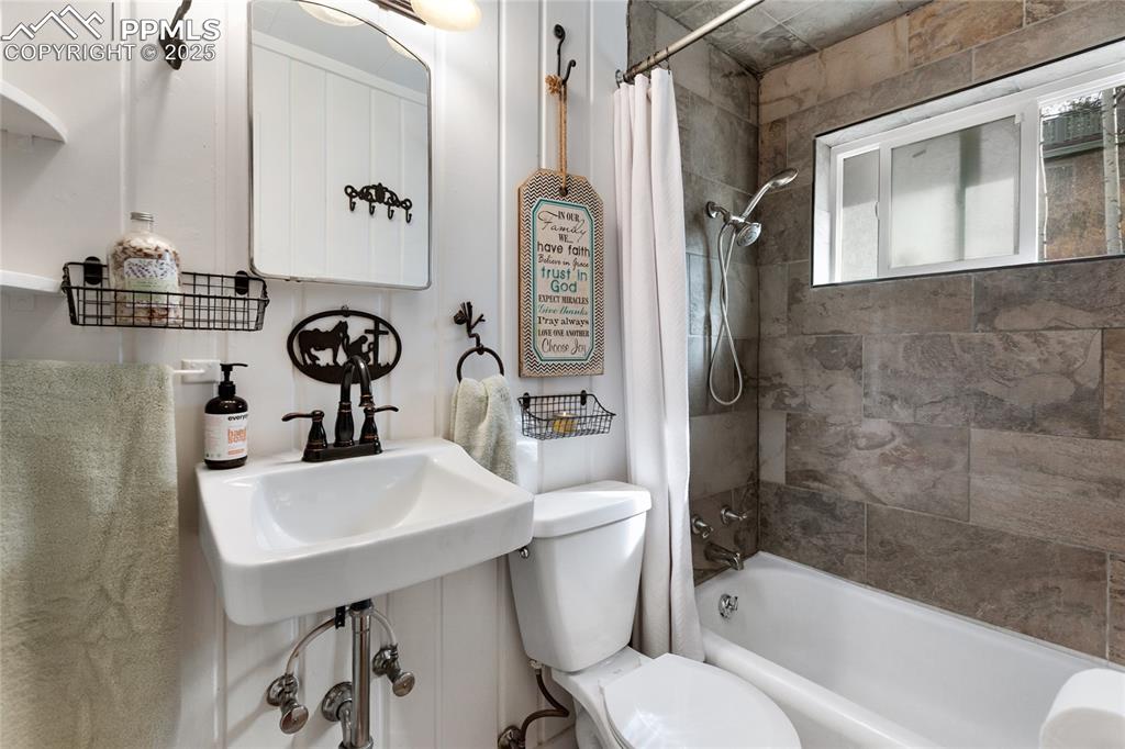 10155 Mountain Road Cascade, CO 80809 - Photo 31 of 47 a bathroom with a sink toilet and shower