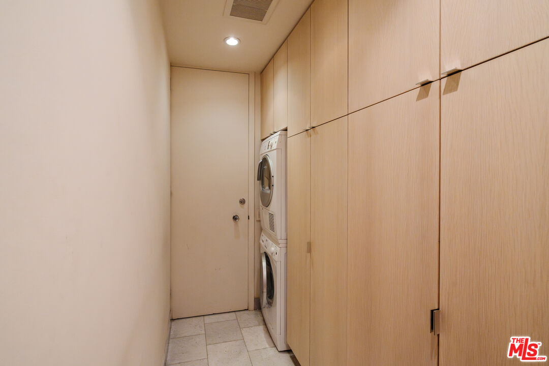 9255 Doheny Road, Unit 2603 West Hollywood, CA 90069 - Photo 13 of 17 a view of a bathroom