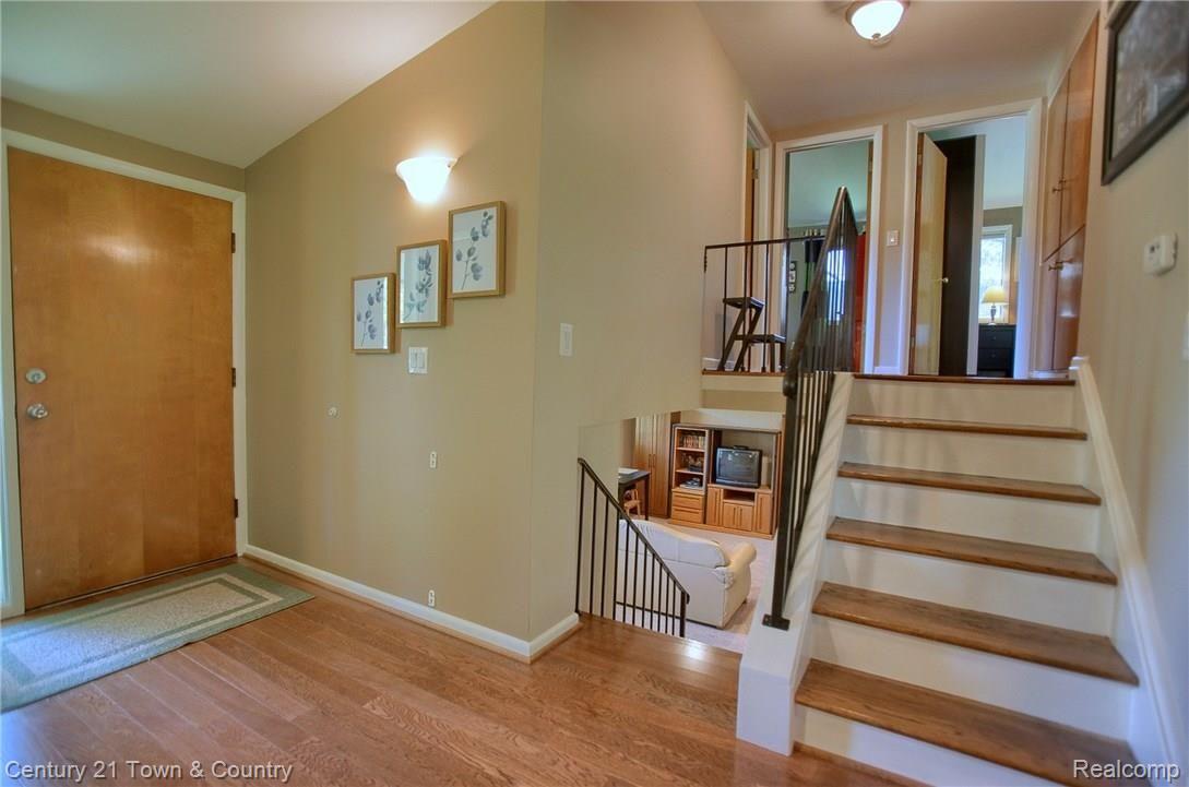 424 Gunder Drive Rochester, MI 48309 - Photo 3 of 33 Foyer.jpg