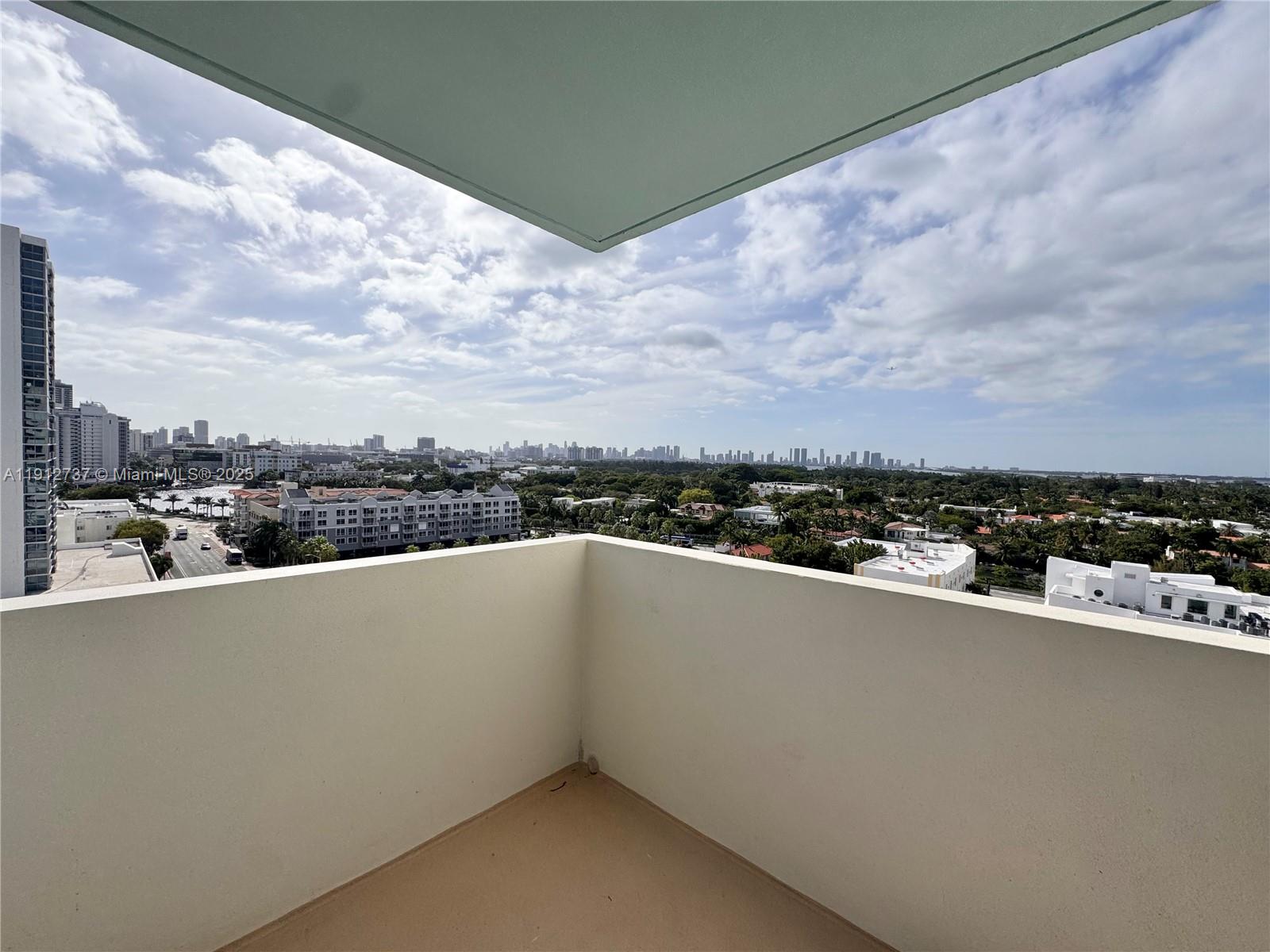2899 Collins Avenue, Unit 1212 Miami Beach, FL 33140 - Photo 5 of 37 a view of a terrace