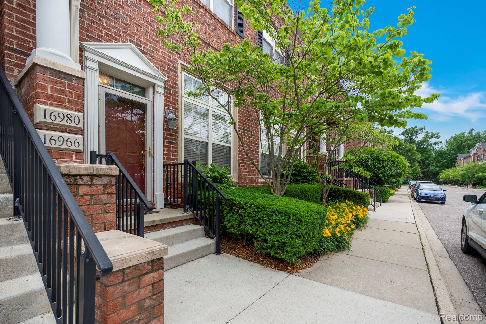 16966 Farmington Road Livonia, MI 48154 - Photo 1 of 35 3-web-or-mls-DSC03691.JPG