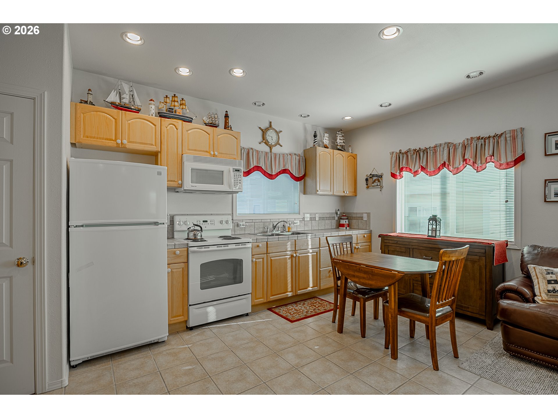 18 Pine Lane Lakeside, OR 97449 - Photo 13 of 33 a kitchen with a table and chairs
