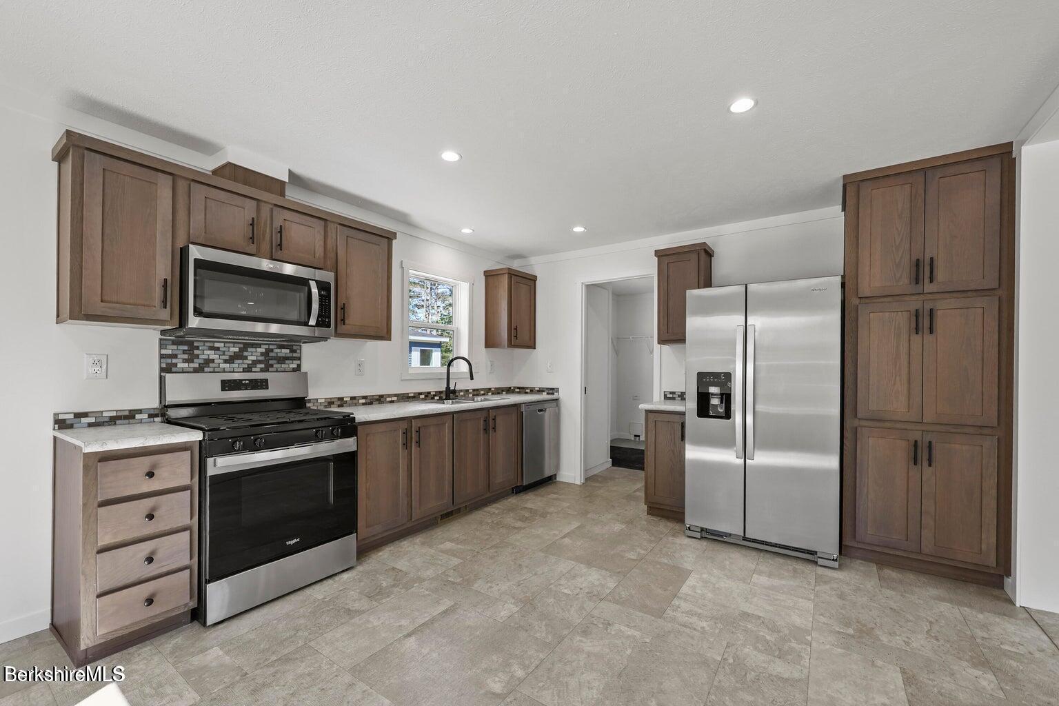 395 Cheshire Road, Unit 121 Pittsfield, MA 01201 - Photo 4 of 11 Kitchen View