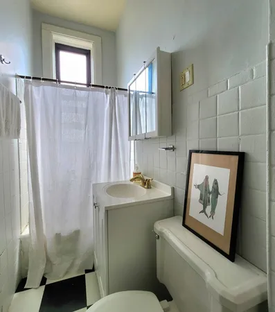 $3,300 | 3765 North Kenmore Avenue, Unit 2E, Chicago, IL 60613