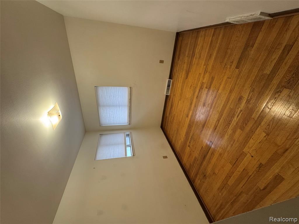 8309 Potomac Street Center Line, MI 48015 - Photo 8 of 22