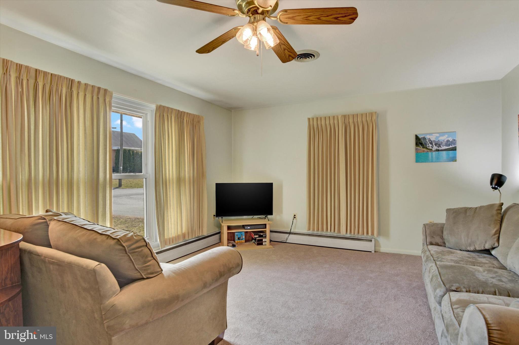 259 Marion Road Elizabethtown, PA 17022 - Photo 3 of 28 Living Room