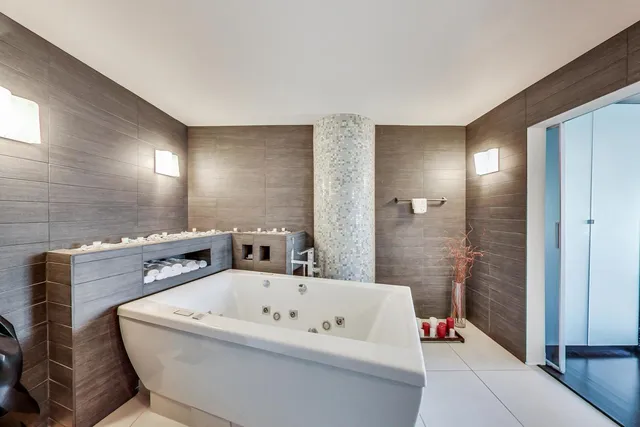 $1,445,000 | 505 North Lake Shore Drive, Unit 51045, Chicago, IL 60611