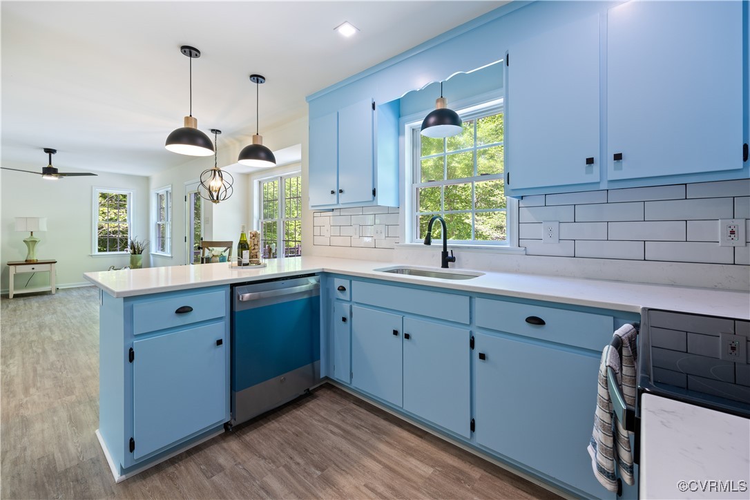 11730 Corte Castle Road Chesterfield, VA 23838 - Photo 17 of 50 Kitchen featuring blue cabinets, a peninsula, a si