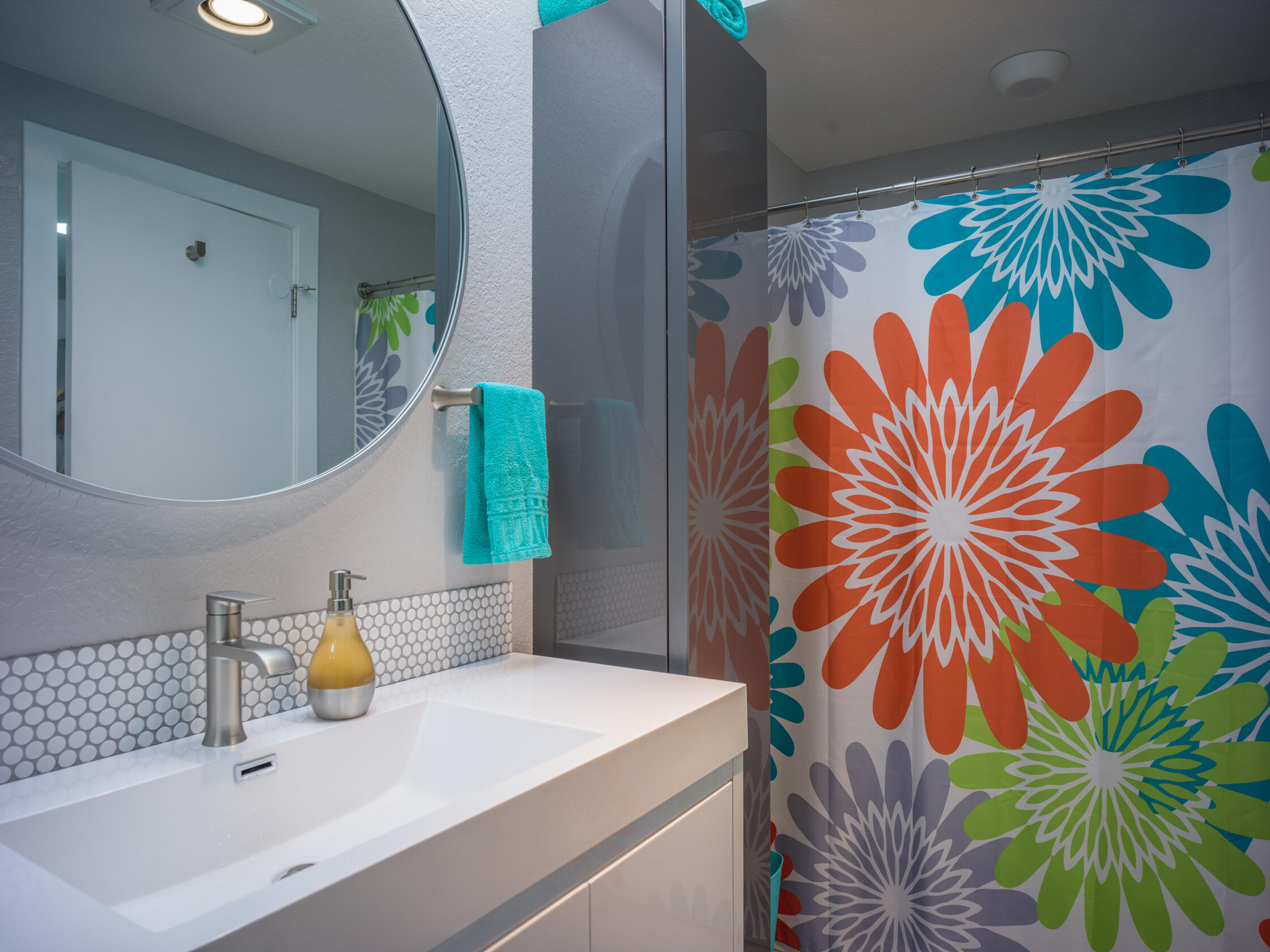 2700 Lawrence Crossley Road, Unit 7 Palm Springs, CA 92264 - Photo 19 of 28 a kitchen with a sink and a painting on the wall
