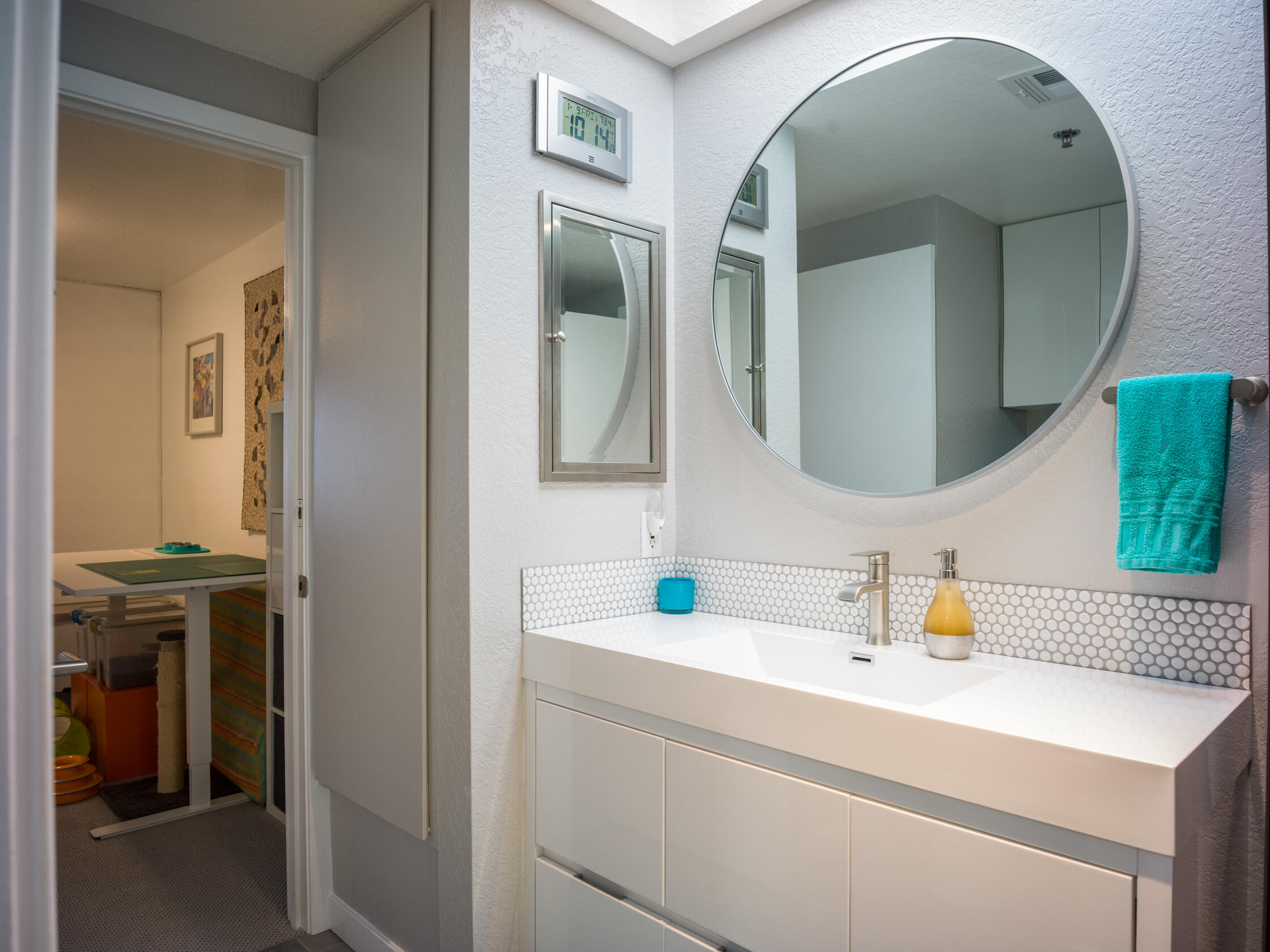 2700 Lawrence Crossley Road, Unit 7 Palm Springs, CA 92264 - Photo 20 of 28 a bathroom with a sink vanity and a mirror