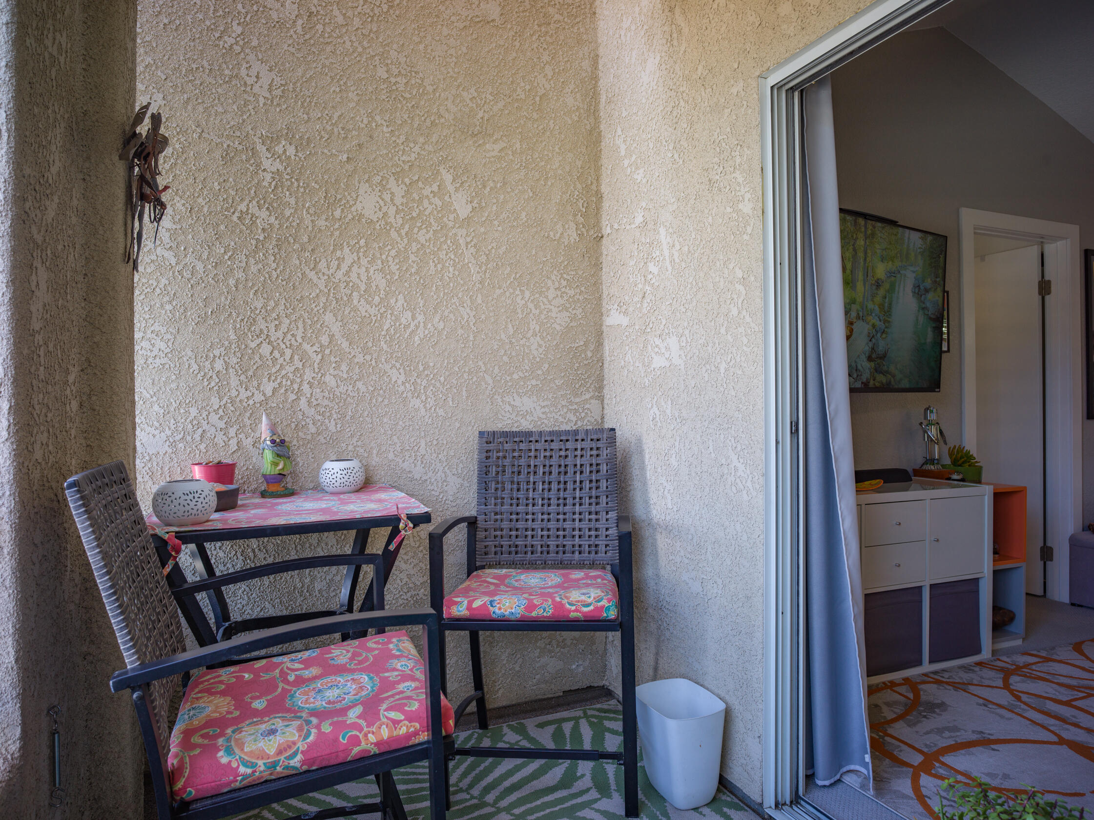2700 Lawrence Crossley Road, Unit 7 Palm Springs, CA 92264 - Photo 22 of 28 a living room with furniture and a chair