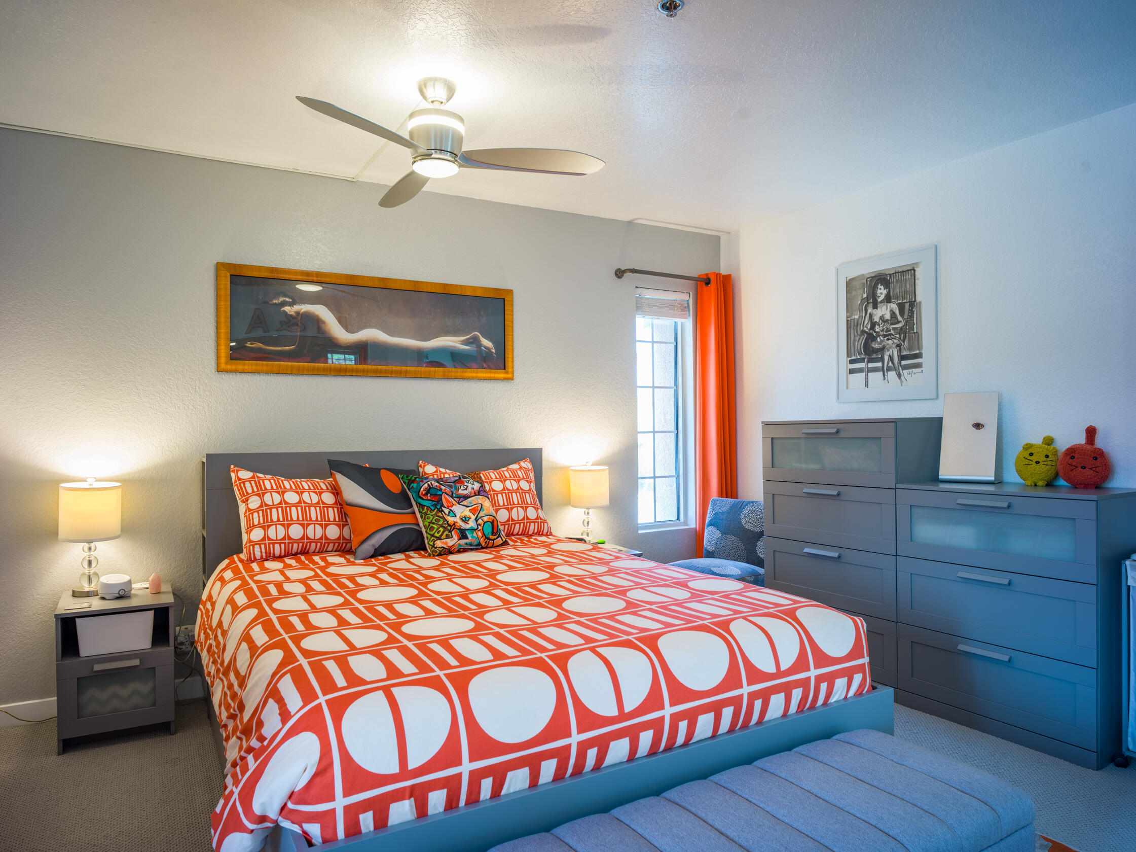 2700 Lawrence Crossley Road, Unit 7 Palm Springs, CA 92264 - Photo 4 of 28 a bedroom with a bed and painting on the wall