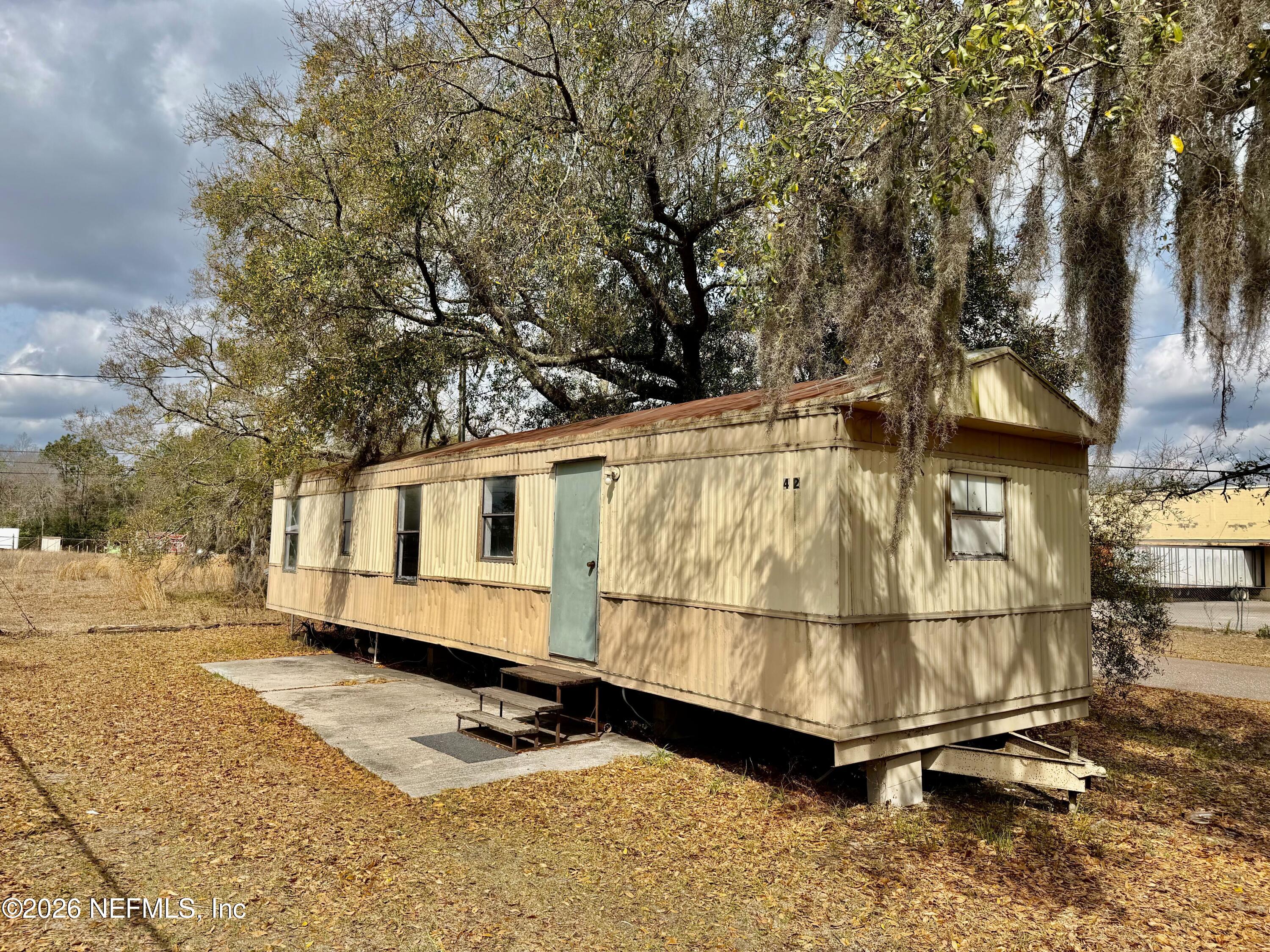 a view of a back yard of the house