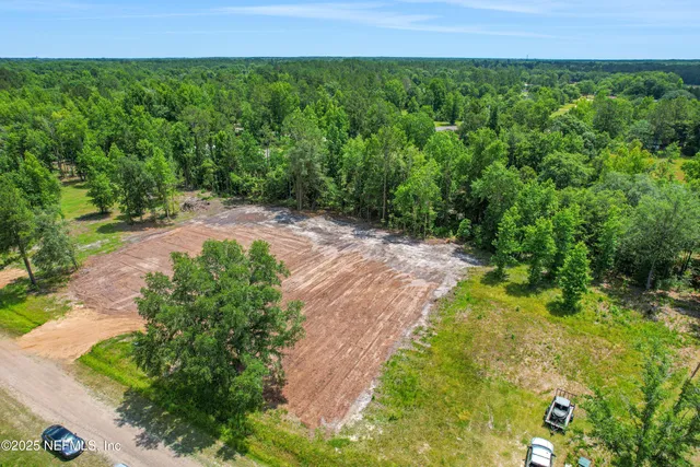 a view of a back yard