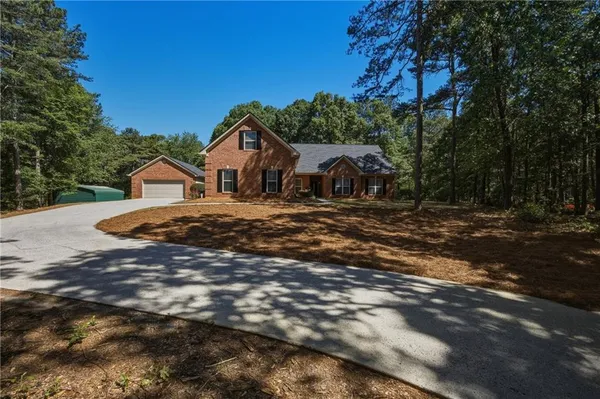 a view of a house with a yard