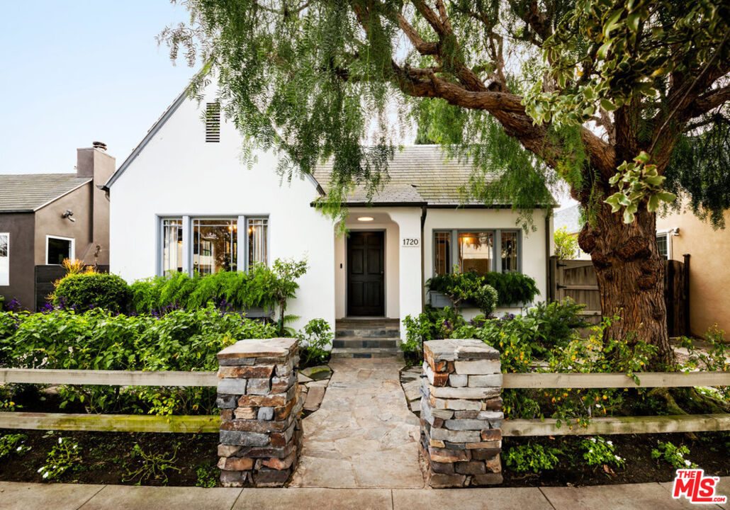 a view of house with patio outdoor entertaining space