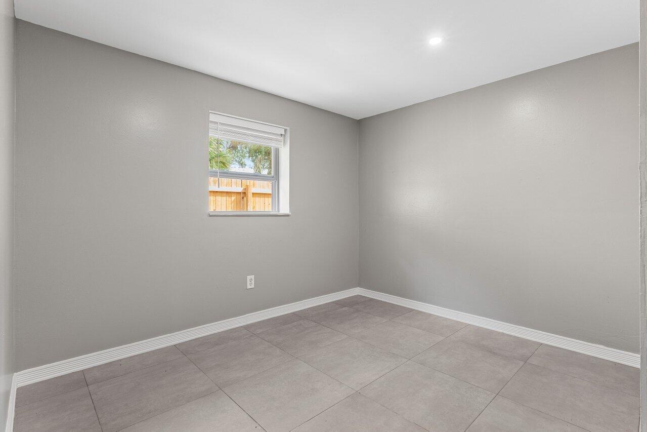 5931 Dryden Road, Unit B West Palm Beach, FL 33415 - Photo 13 of 16 Primary