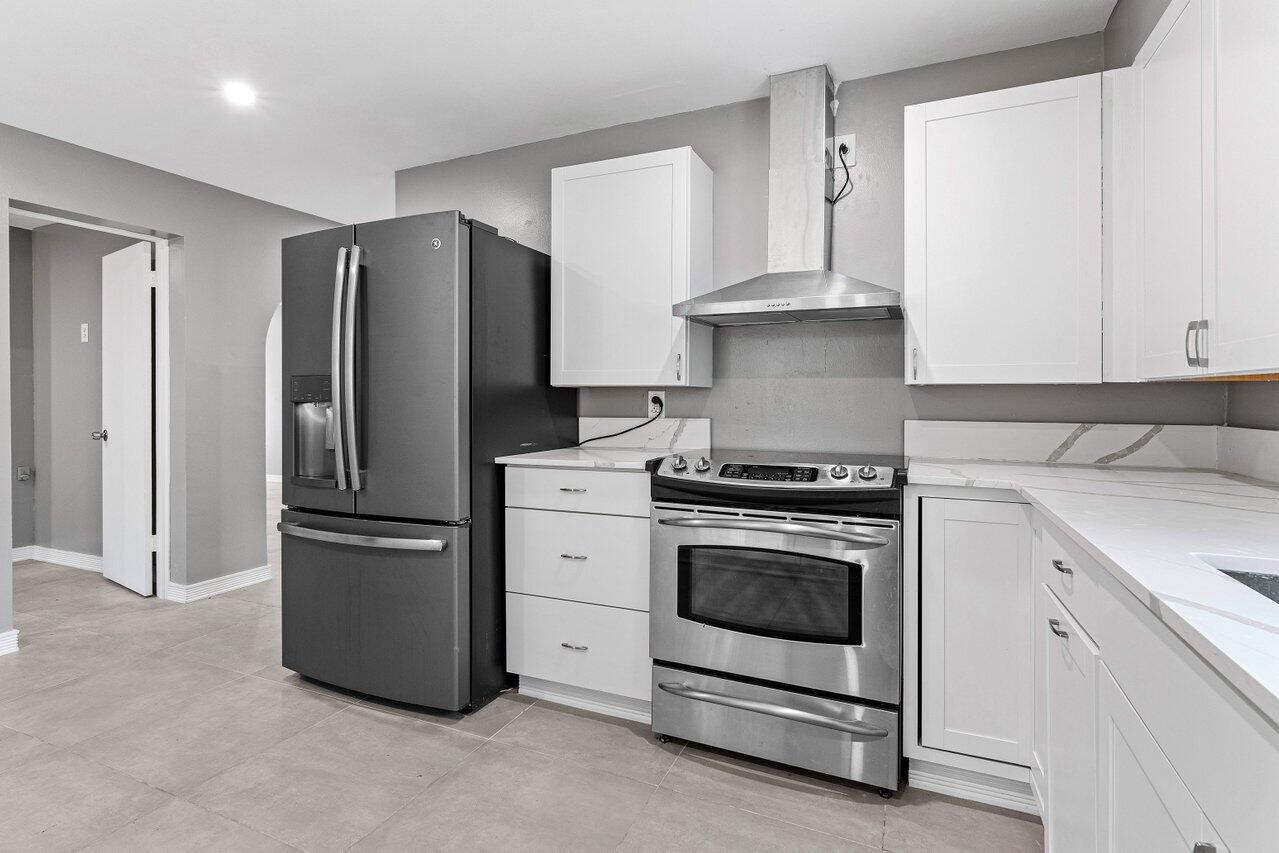 5931 Dryden Road, Unit B West Palm Beach, FL 33415 - Photo 4 of 16 Kitchen