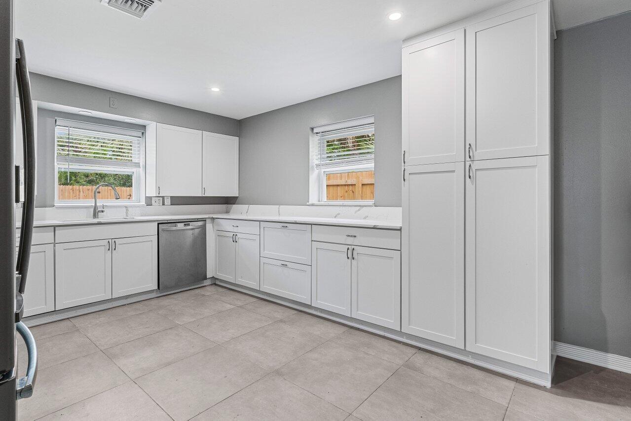 5931 Dryden Road, Unit B West Palm Beach, FL 33415 - Photo 5 of 16 Kitchen