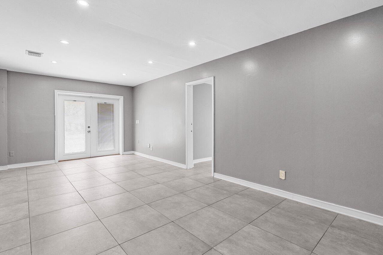 5931 Dryden Road, Unit B West Palm Beach, FL 33415 - Photo 6 of 16 Front door - Living Space