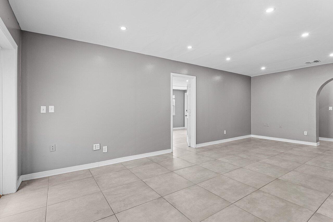 5931 Dryden Road, Unit B West Palm Beach, FL 33415 - Photo 7 of 16 Living space