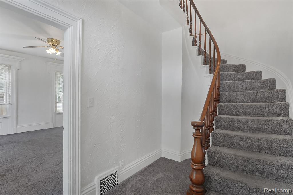 218 South Walnut Street Howell, MI 48843 - Photo 4 of 17