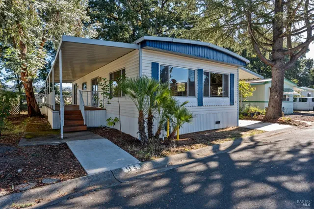 a view of a house with backyard and trees