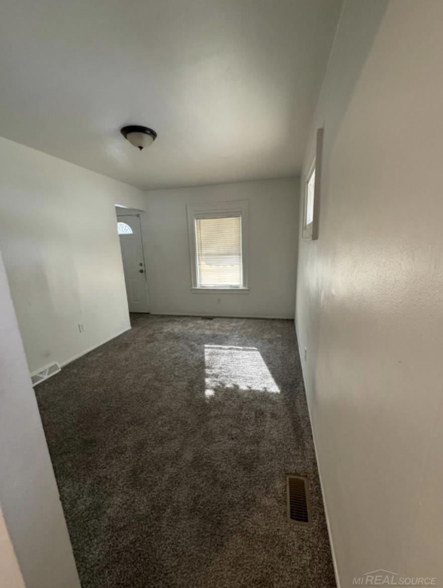 8101 Rivard Avenue Warren, MI 48089 - Photo 6 of 17 50196757-05475b8e-224f-4c64-81e4-8bd828cd40eb.JPG