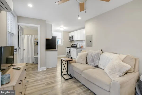 $1,100 | 752 South 9th Street, Unit 2R, Philadelphia, PA 19147