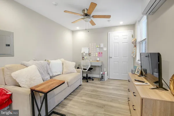 $1,100 | 752 South 9th Street, Unit 2R, Philadelphia, PA 19147