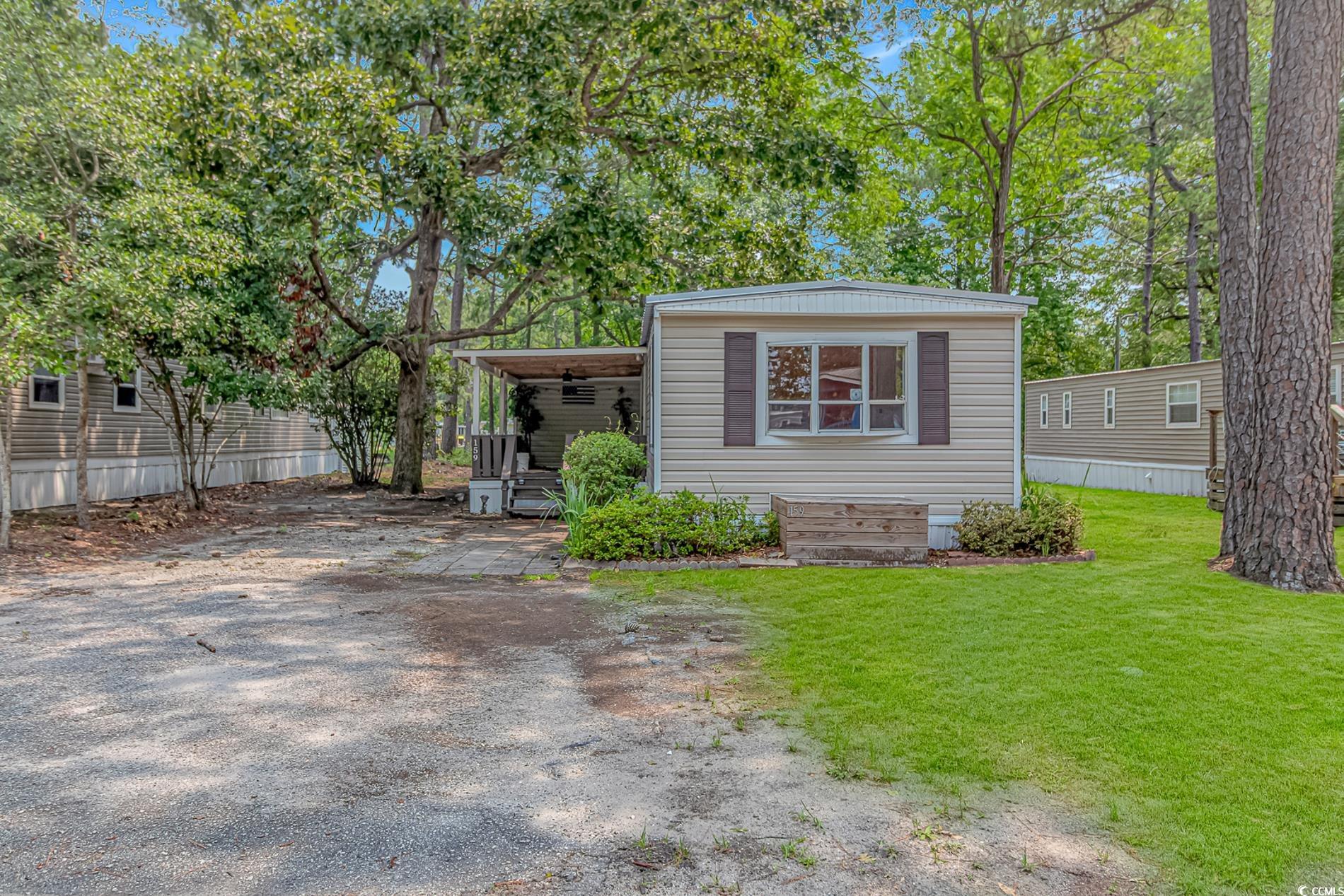 Manufactured / mobile home with a front yard