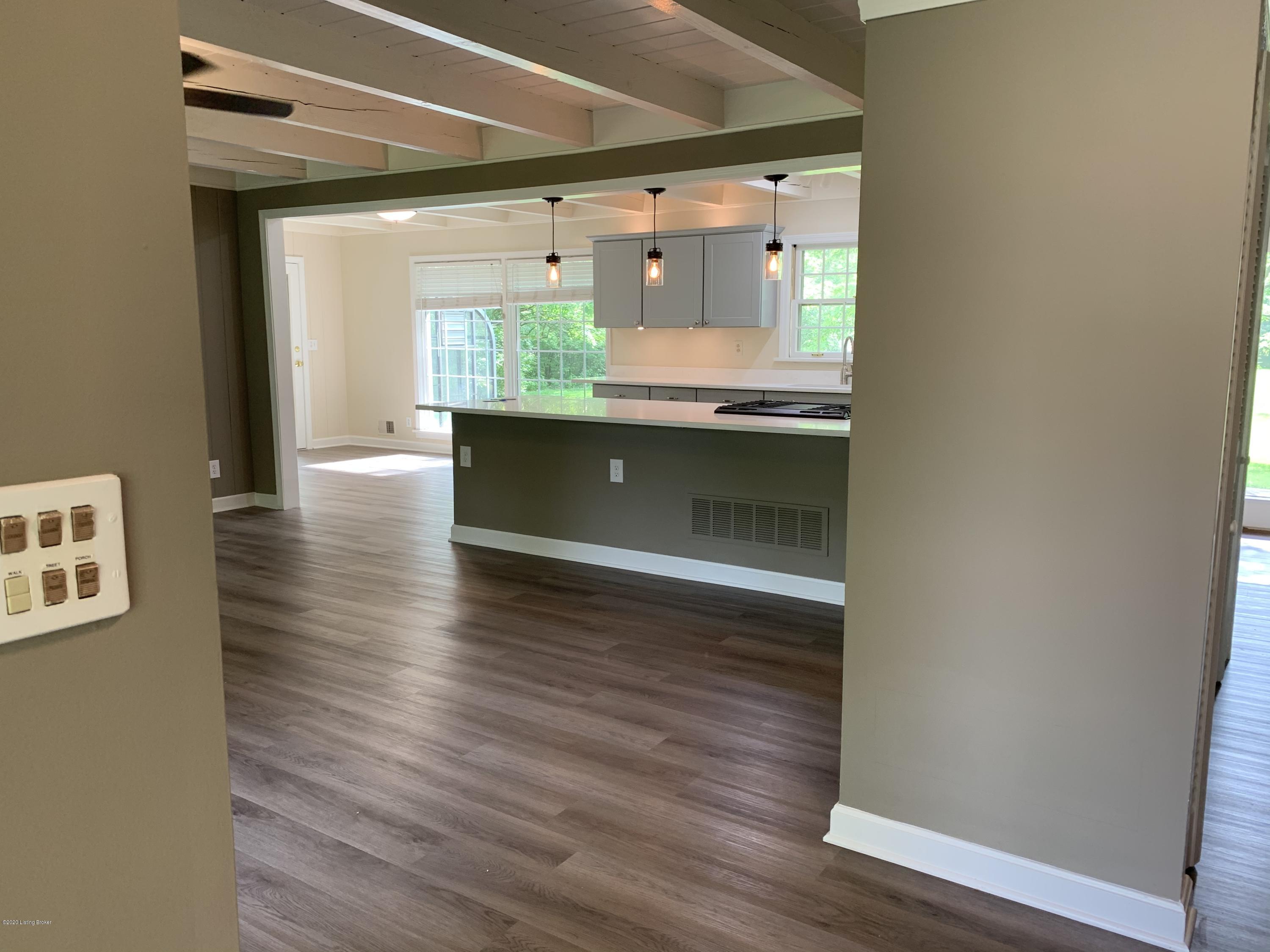 1300 Glenbrook Road Anchorage, KY 40223 - Photo 14 of 41 8AE40FD9-B137-4DD1-A0A0-EEA41AE4EA51