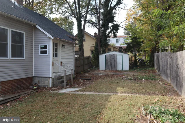 a view of a house with backyard and a tree
