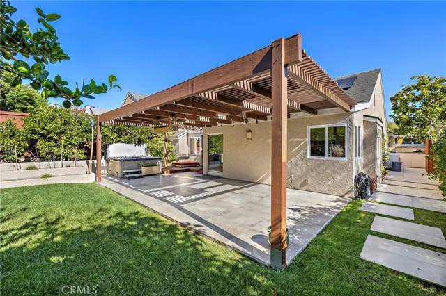 a view of a house with backyard