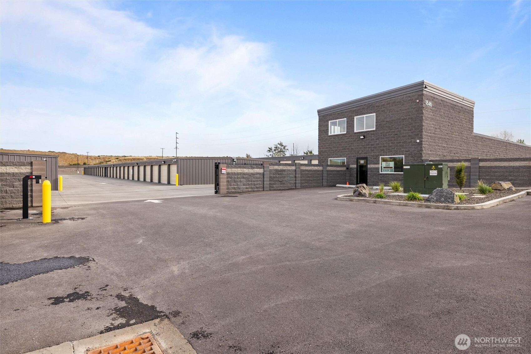 1846 Dell Avenue, Unit H Walla Walla, WA 99362 - Photo 3 of 4 a view of roof deck with a table and chairs