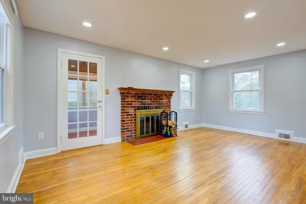 $3,900 | 6916 New Hampshire Avenue, Takoma Park, MD 20912