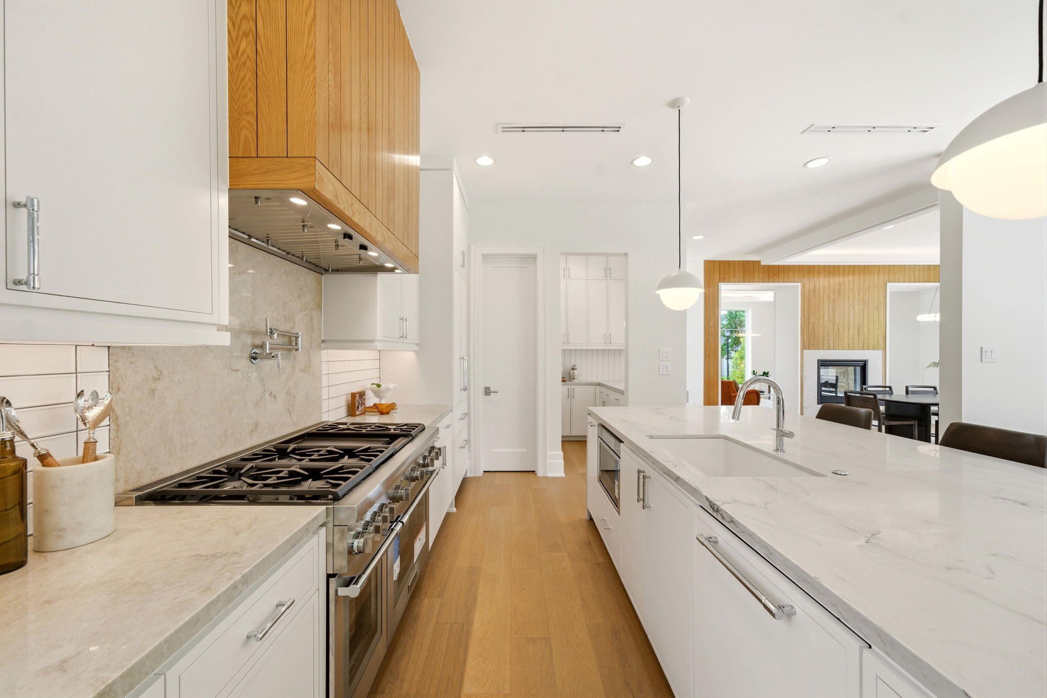 1023 Euclid Street Houston, TX 77009 - Photo 16 of 50 This gourmet kitchen offers amazing counter space for all your cooking needs. Overlooking the banquette seating and family room.