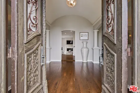 $2,070,000 | 8000 Westlawn Avenue, Los Angeles, CA 90045