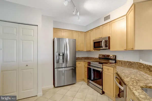 $3,000 | 3101 North Hampton Drive, Unit 711, Alexandria, VA 22302