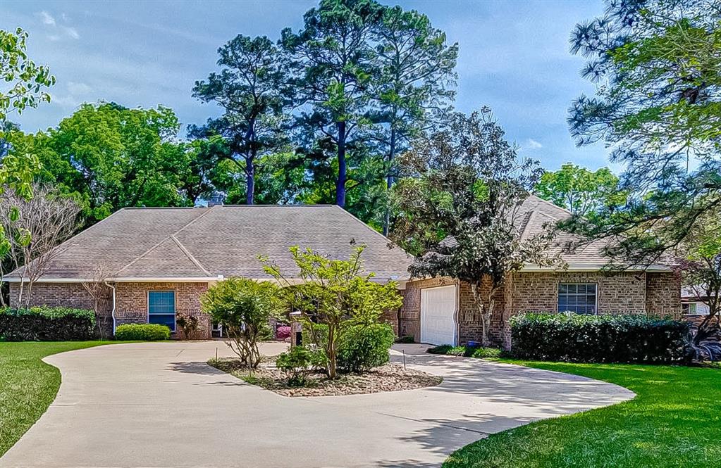For Lease, Freshly painted, all new flooring, oversized lot overlooking pond in back. 3/2/2+, located in the Lake Conroe community of Point Aquarius.