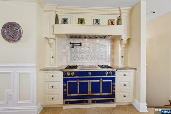 $2,390,000 | 912 Cherokee Lane, Franklin Lakes, NJ 07417