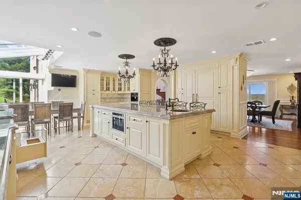 $2,390,000 | 912 Cherokee Lane, Franklin Lakes, NJ 07417