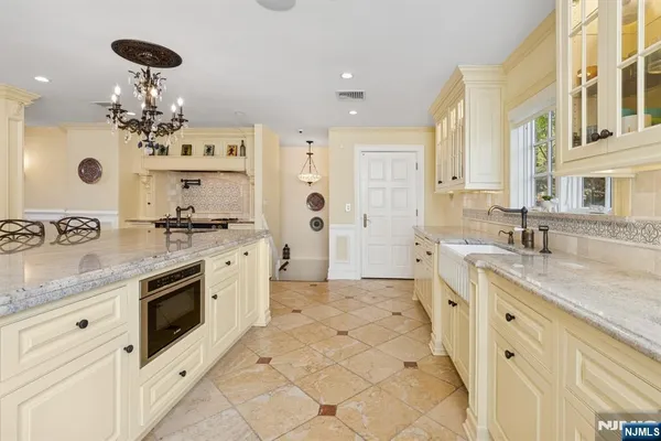 $2,390,000 | 912 Cherokee Lane, Franklin Lakes, NJ 07417