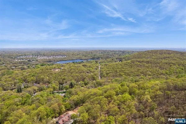 $2,390,000 | 912 Cherokee Lane, Franklin Lakes, NJ 07417